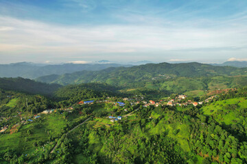 Fototapeta na wymiar 早朝の青々と茂る大自然の山間部風景　タイ・チェンライ