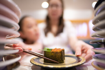 お寿司を食べる親子