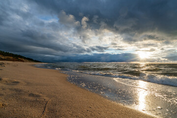 Zachód słońca na plaży 