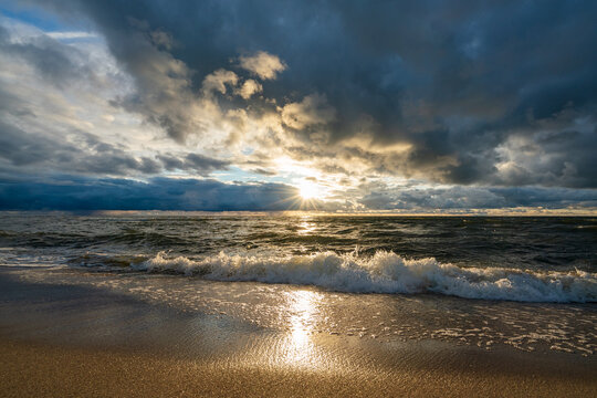 Zach&oacute;d słońca na plaży 