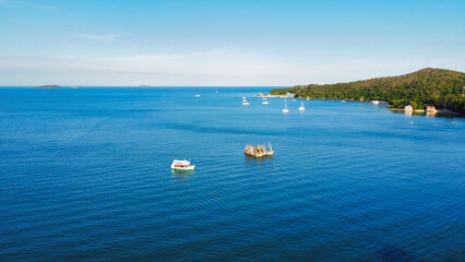真っ青な海を上空から眺める　タイ・サメット島