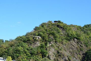 Fototapeta na wymiar Hügel mit Aussichtsplattformen