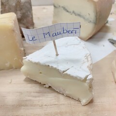 Le Brie pasteurisé "Maubert" est un fromage au lait entier pasteurisé à pâte molle, crémeux et souple en bouche.
