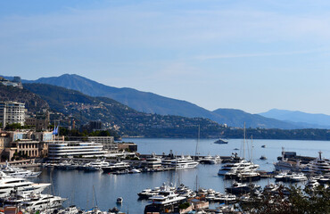 Fototapeta na wymiar Der Hafen von Monaco mit Bergen im Hintergrund