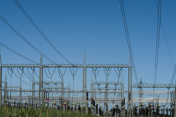 Fototapeta premium Umspannwerke - Stromwandlung von verschiedenen Spannungsnetzen und Übertragung von Strom aus Solar- und Windkraftanlagen