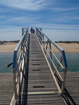Pasarela de madera para cruzar a la playa de Cabanas. Lagunas de la Reserva Natural de Ria Formosa, Cabanas de Tavira. Algarve. Portugal