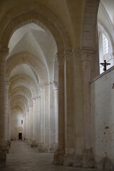 Fototapeta na wymiar Nef latérale de l'abbaye de Pontigny en Bourgogne. France