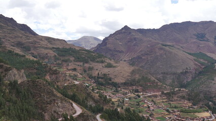 Fototapeta na wymiar La vallée sacrée des Incas, cité des Incas près d'Urumbumba, une cité touristique, ancienne, historique, de pierres, de croyance religieuse, vestige magnifique
