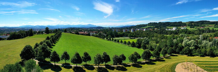 Fototapeta na wymiar Luftbild vom Haldebuckel in Kempten mit Blick auf die Alpen. Kempten im Allgäu, Schwaben, Bayern, Deutschland.