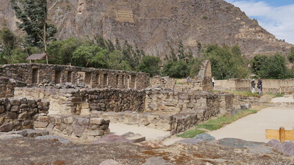 le site archéologique d’Ollantaytambo, l’une des attractions les plus populaires de la Vallée Sacrée, tradition, coin touristique, marches hautes et ancienne civilisation des Incas