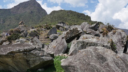 La ville de l'Inca Machu Picchu au sommet d'une montagne, avec les hautes montagnes voisines, son environnement vertigineux, ses murs de pierre bien polis, son jardin naturel et sa construction