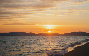 Fototapeta na wymiar beautiful sunset on the sea in the evening