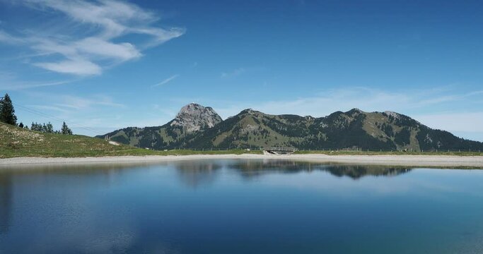Bayerische Berglandschaft - Blick auf den Speichersee von der Speck Alm, Waller Alm und am Horizont der Gipfel des Wendelsteins