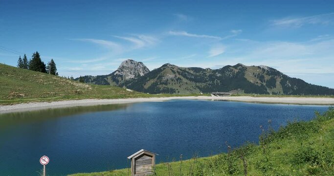 Bayerische Berglandschaft - Blick auf den Speichersee von der Speck Alm, Waller Alm und am Horizont der Gipfel des Wendelsteins