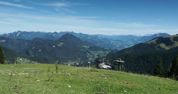 Bayerische Berglandschaft - Sudelfeld Sch&ouml;ngrat Sesselbahn vor dem Wendelsteiner Massiv und Mangfallgebirge
