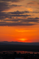 Fototapeta na wymiar Krajobraz z zachodem słońca. Pomarańczowe letnie niebo.
