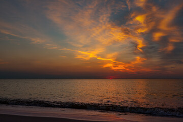 Zachód słońca nad morzem. Piękny zachód słońca na plaży w Polsce. Piękne piaszczyste...