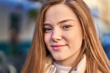 Obraz premium Young blonde woman smiling confident standing at street