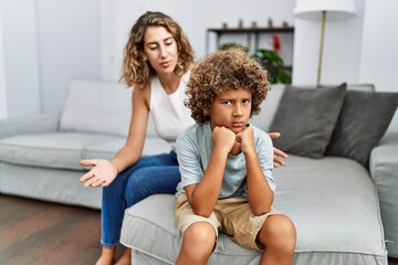 Obraz premium Mother and son arguing at home
