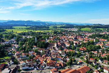 Luftbild von Isny im Allgäu mit Blick auf das Schloss und die historische Altstadt. Isny im Allgäu, Ravensburg, Tübingen, Baden-Württemberg, Deutschland.