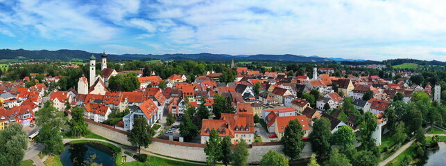 Luftbild von Isny im Allgäu mit Blick auf das Schloss und die historische Altstadt. Isny im...