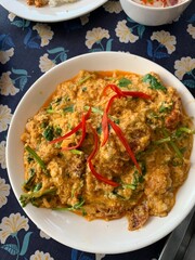 Fried crab in yellow curry