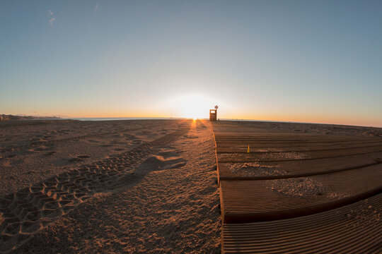 Amanecer A Ras De Arena En La Playa