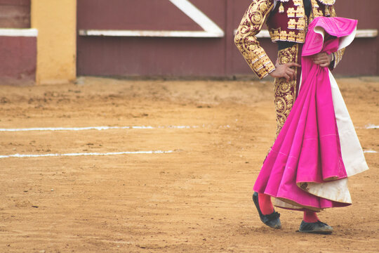 Matador de toros sobre el ruedo