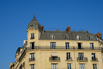 Fototapeta na wymiar Immeuble haussmannien à Paris 