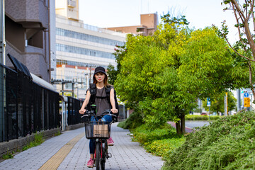 自転車に乗るフードデリバリーの女性