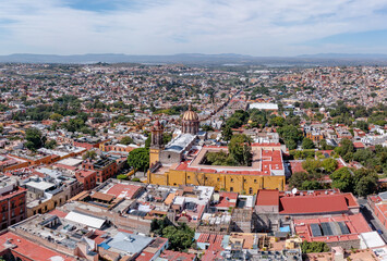 Fototapeta na wymiar Aerial: epic cityscape and landscape in San Miguel de Allende, Mexico. Drone view 