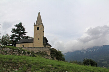 Fototapeta na wymiar la chiesetta romanica dei Santi Ippolito e Cassiano a Castel Tesino (Trentino)