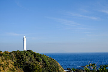 Fototapeta na wymiar 爪木埼灯台、海を見守る