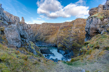 Fototapeta na wymiar der unglaubliche Kolugljúfur Canyon auf Island mit seinen tiefen Schluchten