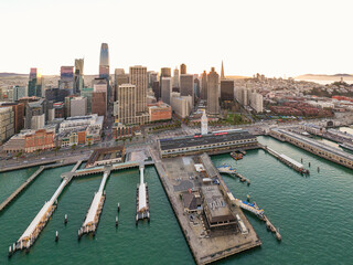 Obraz premium Aerial: San Francisco Bay Area cityscape and boats on the shore. Drone view 
