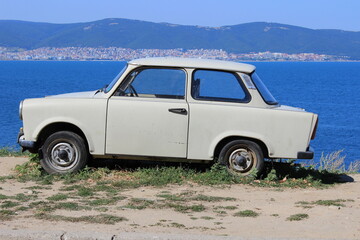 Fototapeta na wymiar old car on the beach