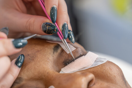 pose de faux cils effet russe dans un salon d'esth&eacute;tique