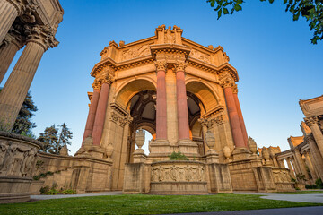 Fototapeta na wymiar Wide view of The Palace of Fine Arts Museum in San Francisco