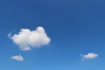 Naklejka na ściany i meble 青空に雲　爽やかな風景