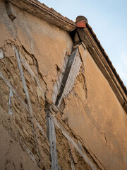 Gebäudeschäden an historischem Fachwerkhaus