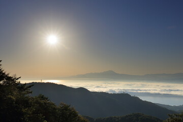島根県松江市から雲海とオレンジ色に輝く伯耆大山の日の出