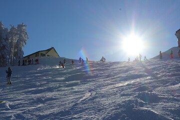 スキーヤー青空バック　太陽とのシルエット