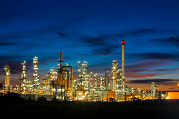 Fototapeta na wymiar Twilight scene of tank oil refinery plant and tower column of Petrochemistry