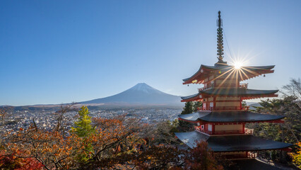 Obraz premium View of Mount Fuji from the viewpoint of Chureito Pagoda.Chureito Pagoda was built on the mountainside of Fujiyoshida City as a peace memorial