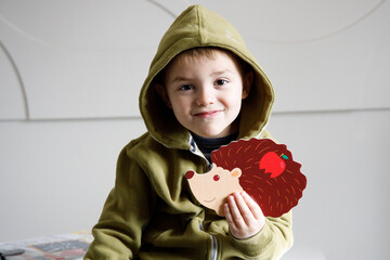 Chłopiec w przedszkolu i jeż - symbole jesieni - dziecko i jesień - zabawy przedszkolne dla dzieci - obrazy, fototapety, plakaty