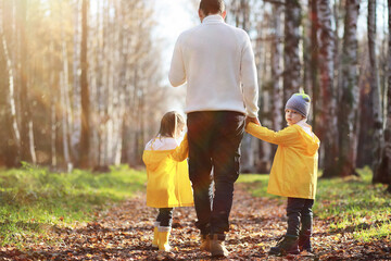 Fototapeta premium Children walk in the autumn park