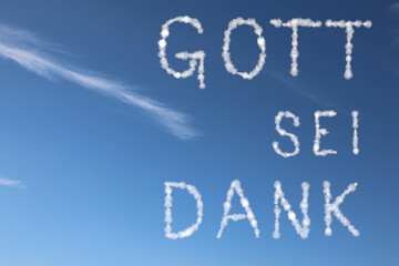 Gott sei Dank Schrift auf blauem Himmel mit Wolken geschrieben, Wolkenschrift, Dankbarkeit