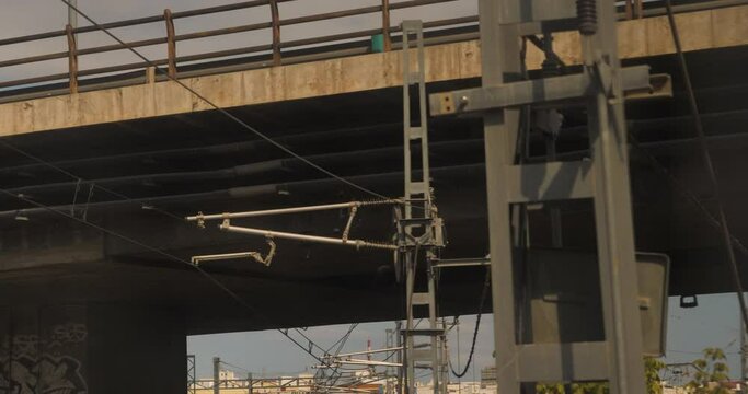 Cables y estructuras f&eacute;rreas desde la ventana de un tren de Valencia en marcha