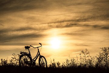 zachód słońca, pagórek, rower, wycieczka - obrazy, fototapety, plakaty