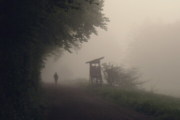 Wanderer auf einem Weg im Nebel